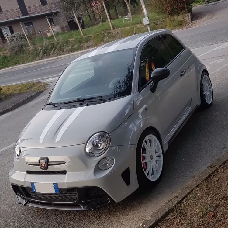 Abarth 500 grigia con assetto stradale ribassato e cerchi bianchi sportivi