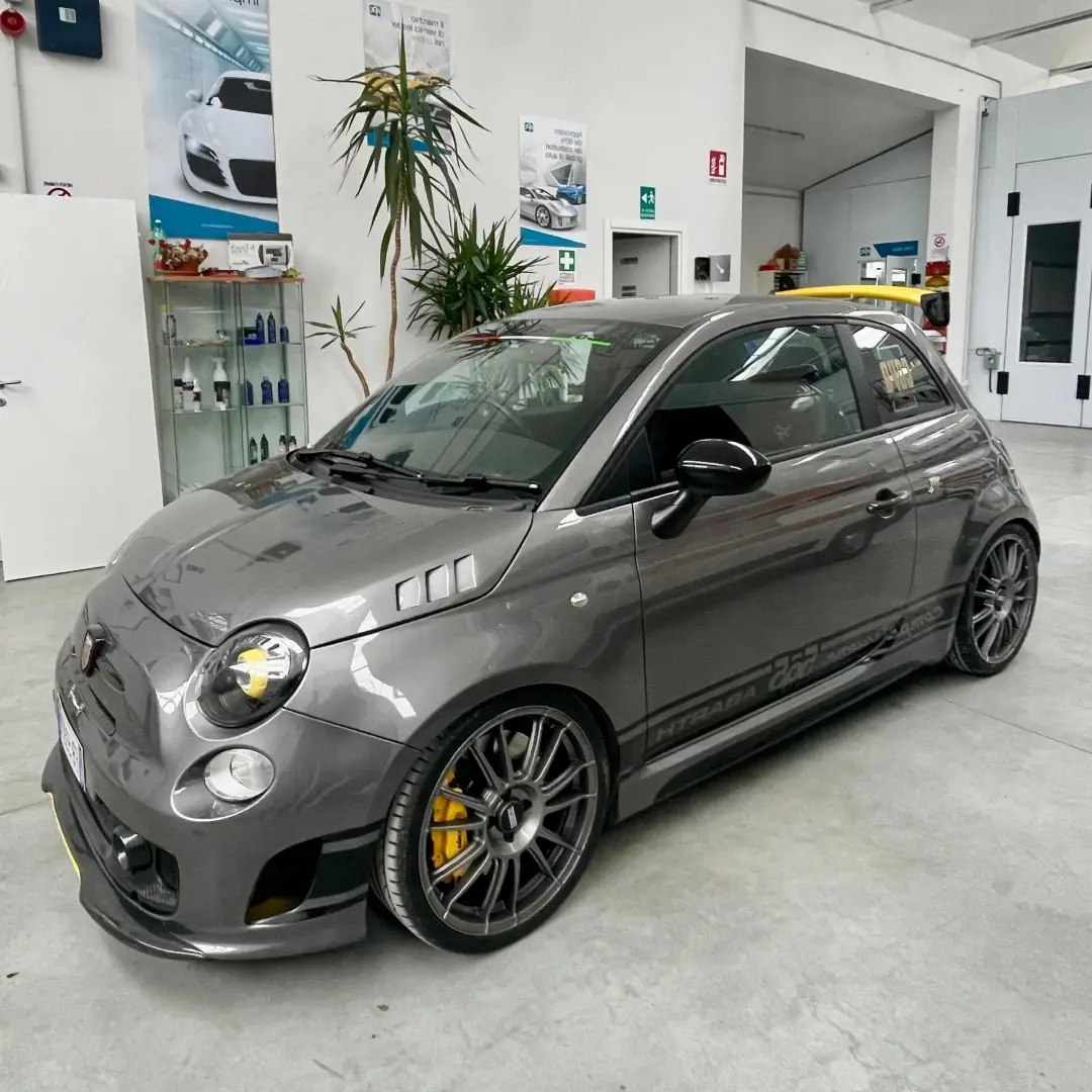 Abarth 500 grigia con assetto sportivo, cerchi maggiorati e kit estetico semi-pista