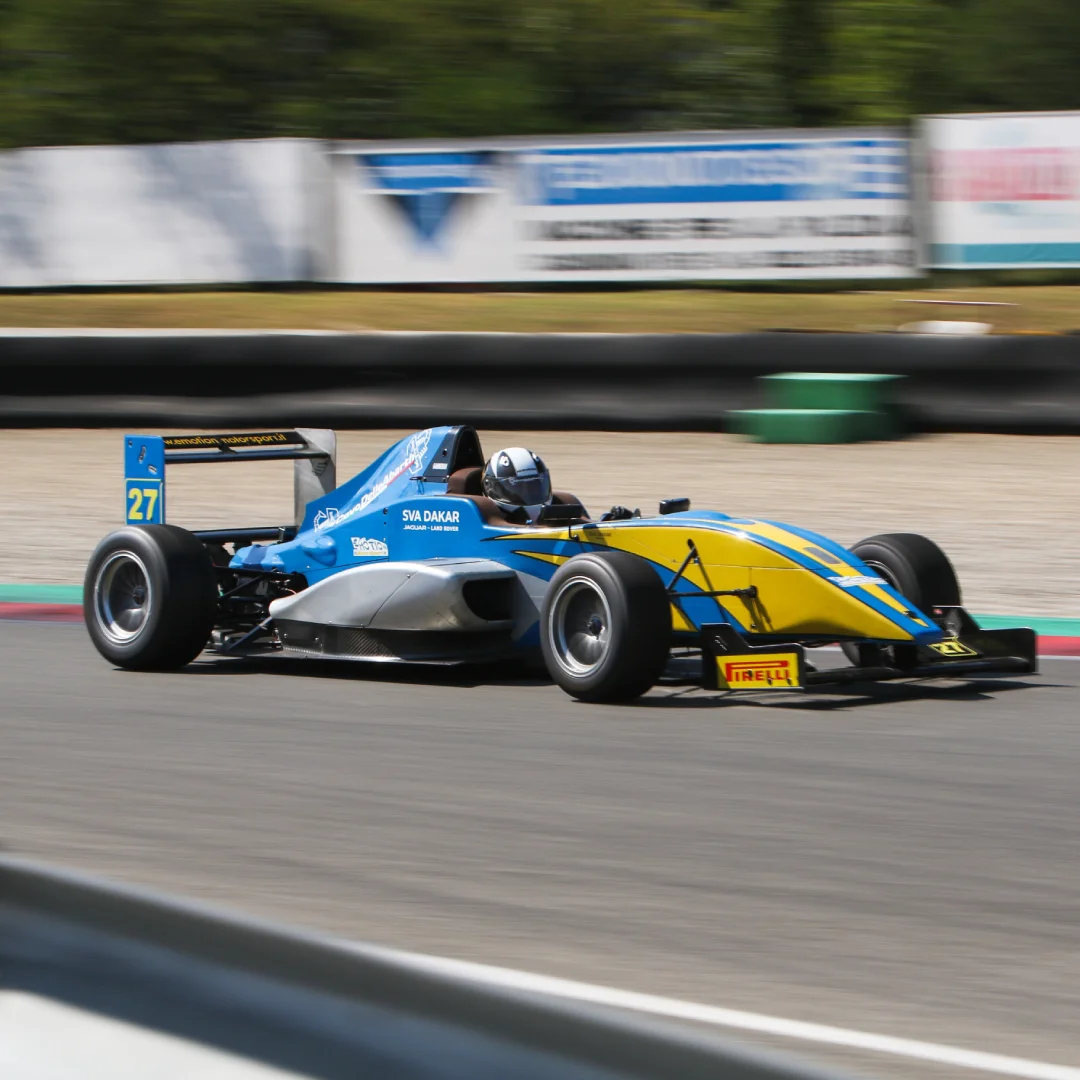 Monoposto da competizione Formula in pista a velocità durante una gara