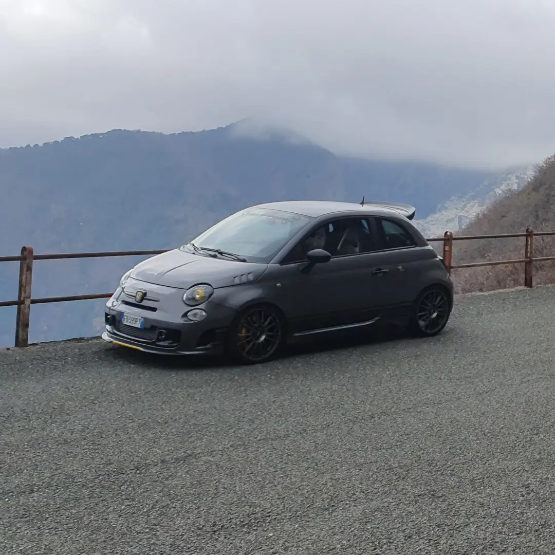 Abarth 500 grigia elaborata per cronoscalate su strada di montagna