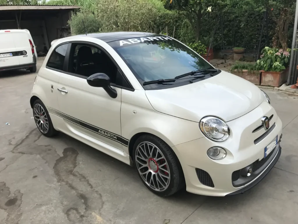 Abarth 500 bianca con assetto ribassato, cerchi sportivi e modifiche estetiche