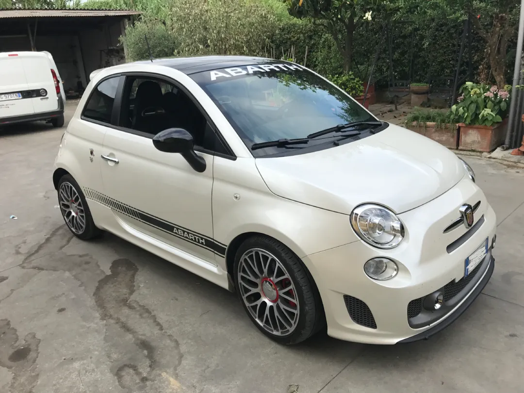Abarth 500 bianca con assetto ribassato, cerchi sportivi e modifiche estetiche