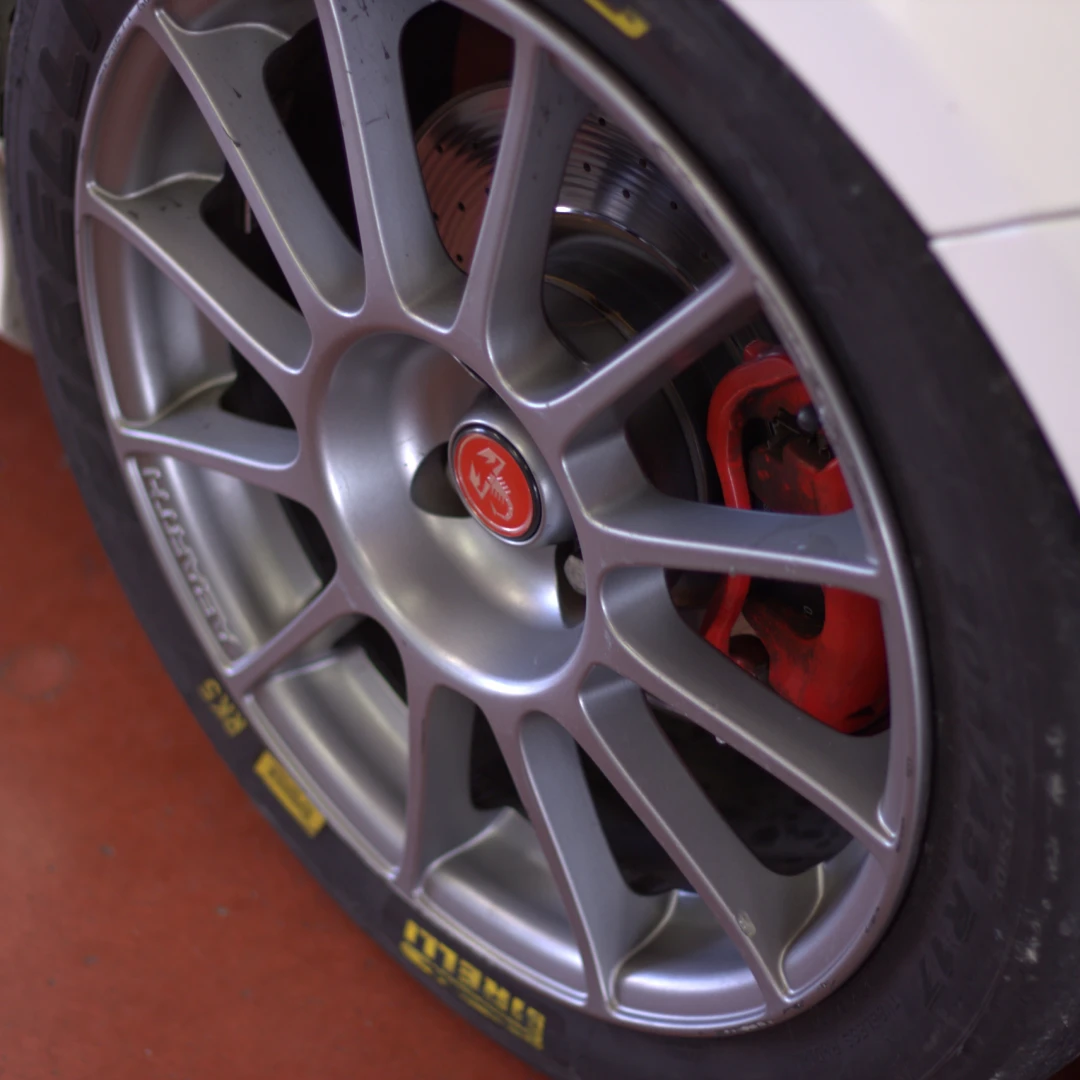 Cerchi in lega Abarth con pneumatici sportivi e pinza freno rossa